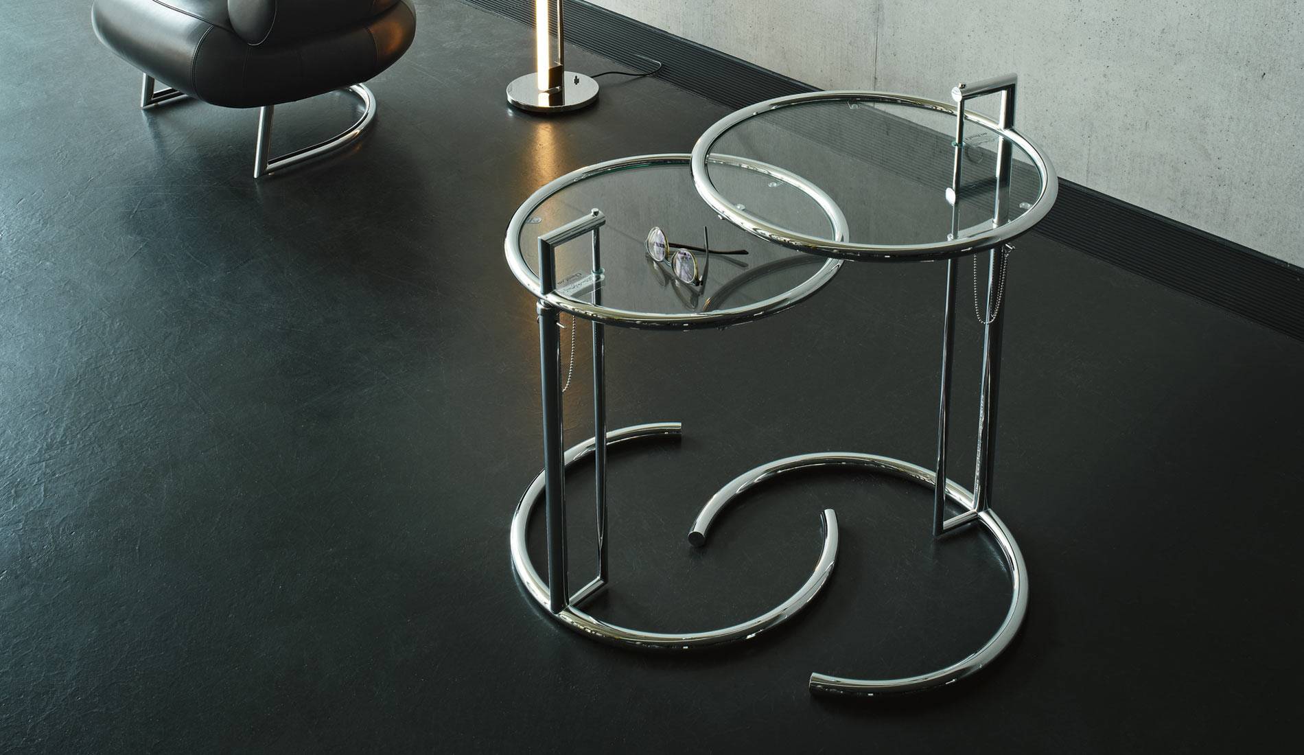 Adjustable Table E 1027 d’Eileen Gray à Lyon : Table d’Appoint Design Iconique