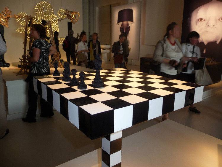 Table Echec et Mat : Design Ludique et Multiusage pour Intérieurs Contemporains