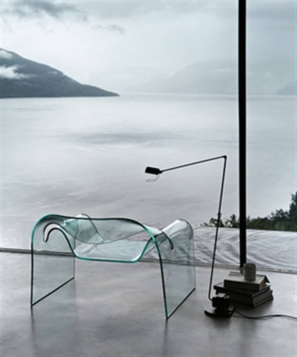 Fauteuil GHOST en Verre chez Arrivetz Lyon – Design Sculptural et Transparent