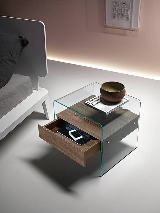 Table de Chevet en Verre Cintré chez Arrivetz Lyon : Design et Élégance