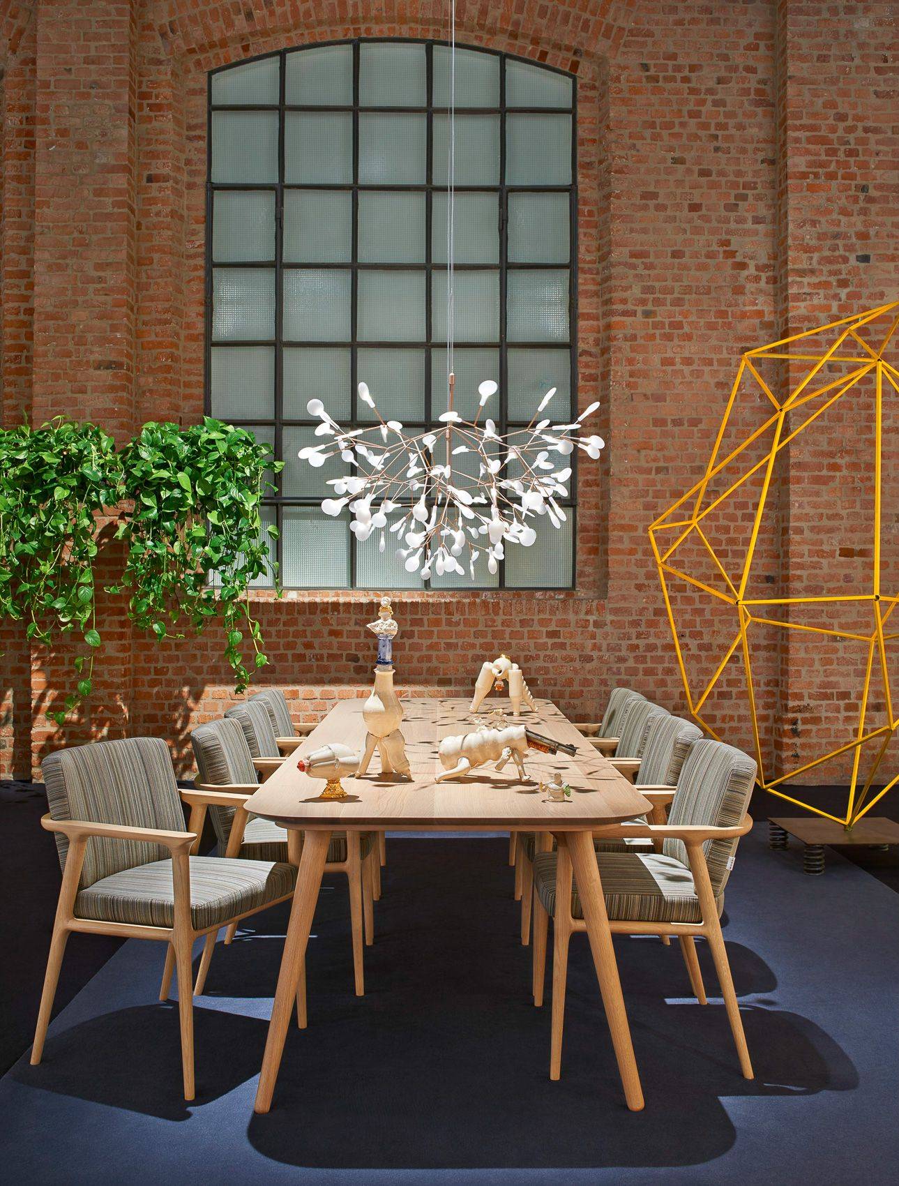 ZIO DINING TABLE