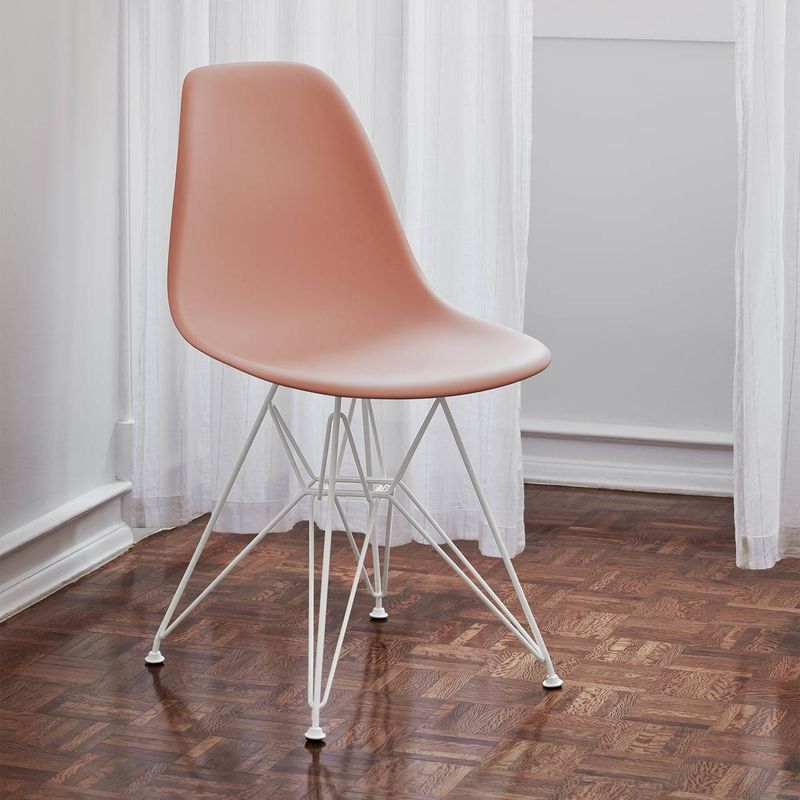 Eames Plastic Chair version actualisée du légendaire Fiberglass Chair DSR