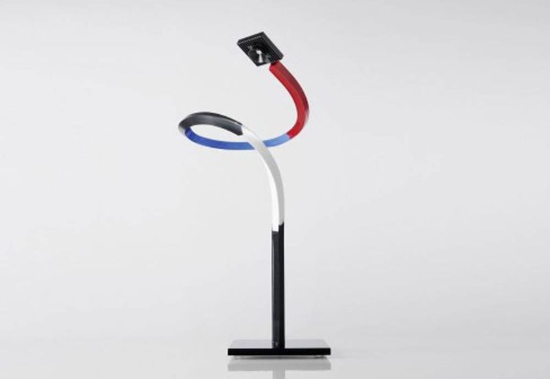 Lampe Zufall Ingo Maurer à Lyon - Design futuriste et flexible
